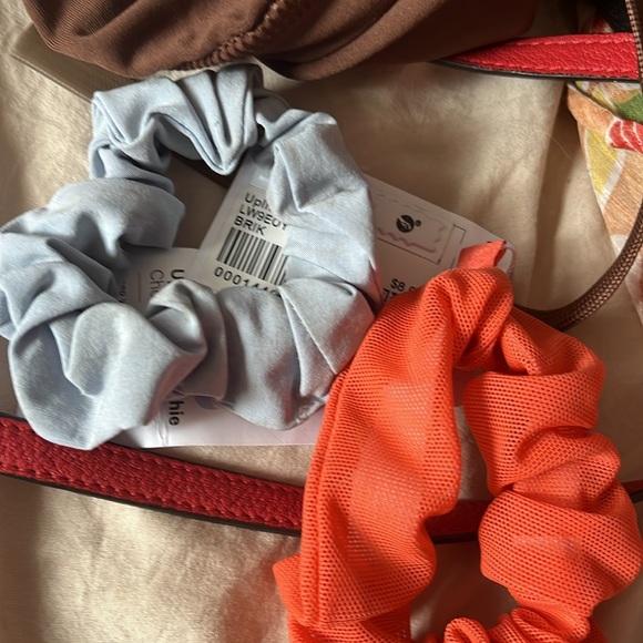 Lululemon BUNDLE 💜HAT SOCKS 🧦 AND HAIR ACCESSORIES 💜✝️ - Picture 9 of 17